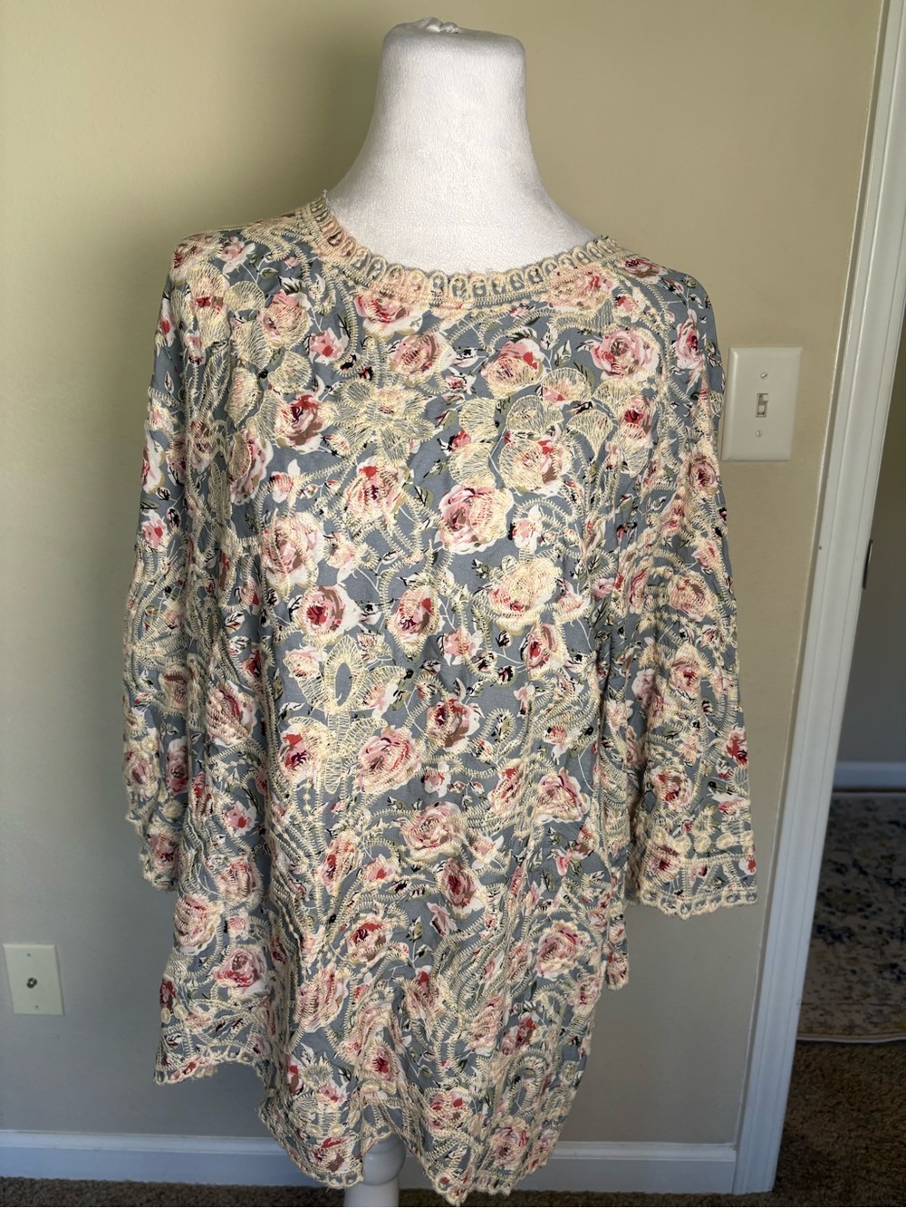 Solitaire Women's Embroidered Floral Top Pink Rose Prints Size Large
